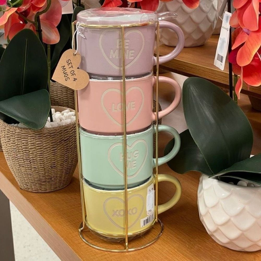 NWT Eccolo Set of 4 Stackable Mugs with Gold Rack White Hearts & Letters Pastel